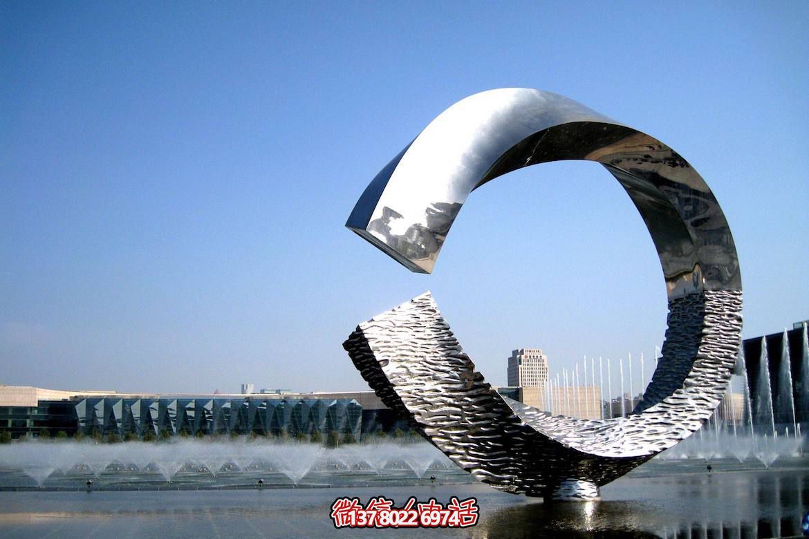 不銹鋼大型戶(hù)外雕塑水中圓環(huán)噴漆