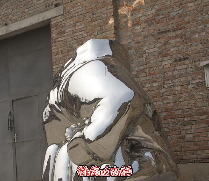 不銹鋼拳頭雕塑，為城市廣場(chǎng)增添力量與鏡面光彩