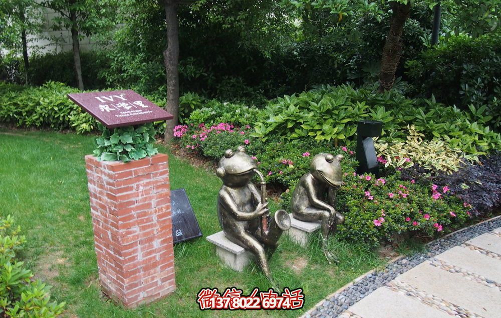 唯美青蛙雕塑，用不銹鋼增添公園景色