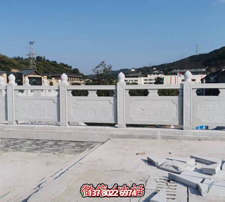 精美大理石雕塑，飾以圍欄的戶外河道裝飾