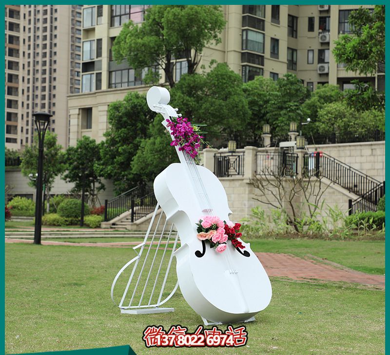 玻璃鋼雕塑，打造創(chuàng)意白色大提琴，點綴公園景區(qū)