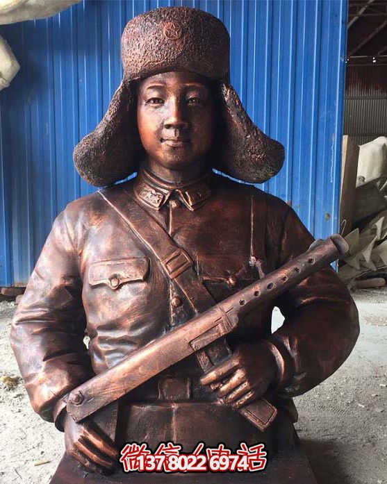 不銹鋼仿銅雷鋒持槍雕塑，現(xiàn)代雷鋒屹立于戶外景區(qū)