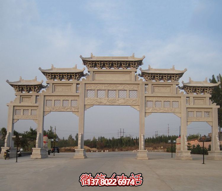 精美大型鏤空牌樓石雕，為公園廣場增添美麗色彩