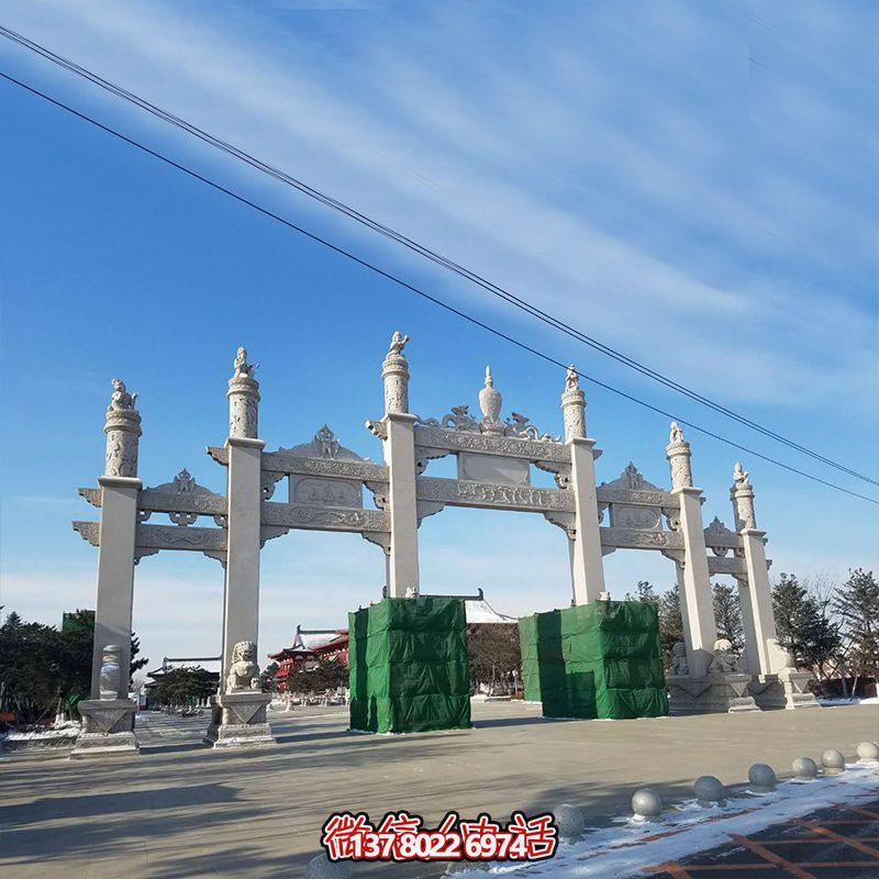 新款漢白玉牌坊，美觀而古樸的石六柱，為寺院和景區(qū)增添靈氣