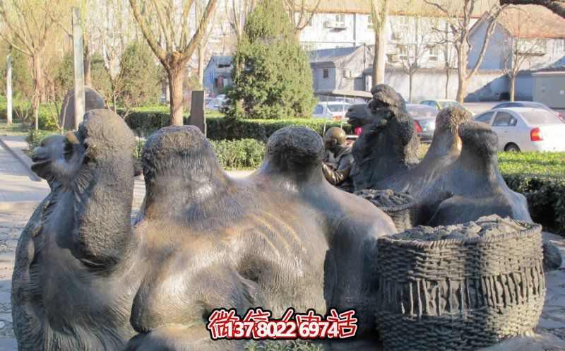 玻璃鋼駱駝雕塑，欣賞公園里歪頭看玻璃創(chuàng)意