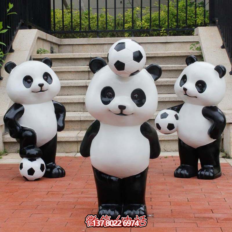 可愛熊貓雕塑，擺放玻璃鋼足球，為庭院添彩