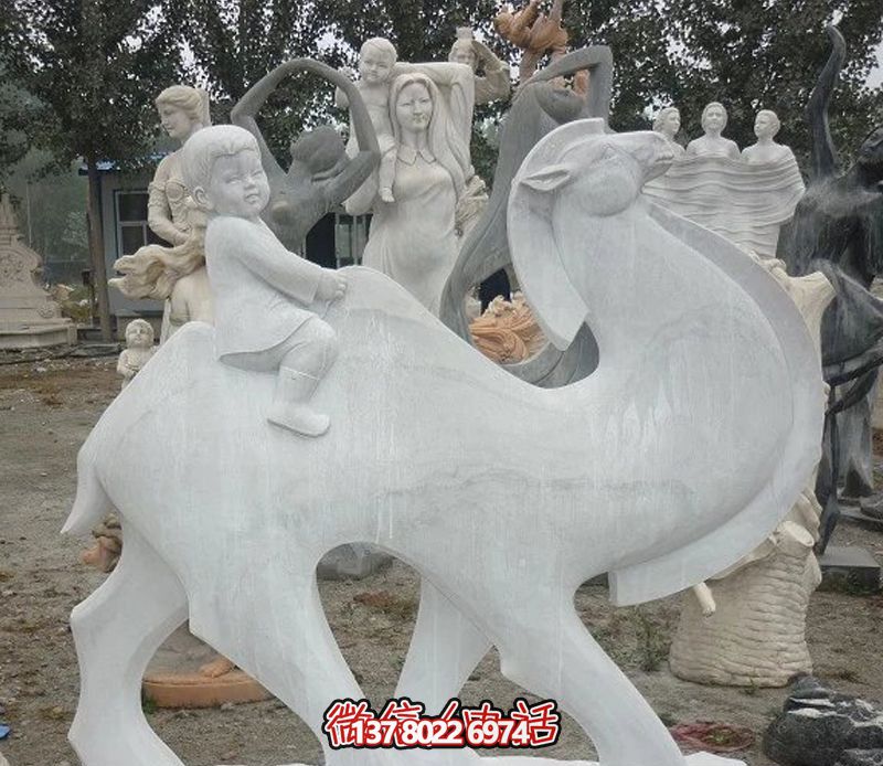 漢白玉駱駝雕塑，點綴公園里的抽象風情