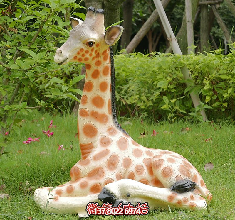 彩繪仿真動物玻璃鋼雕塑，營造出寧靜自然的公園草坪