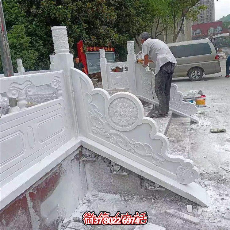 漢白玉旗臺(tái)欄板欄桿安裝，細(xì)節(jié)打磨處理